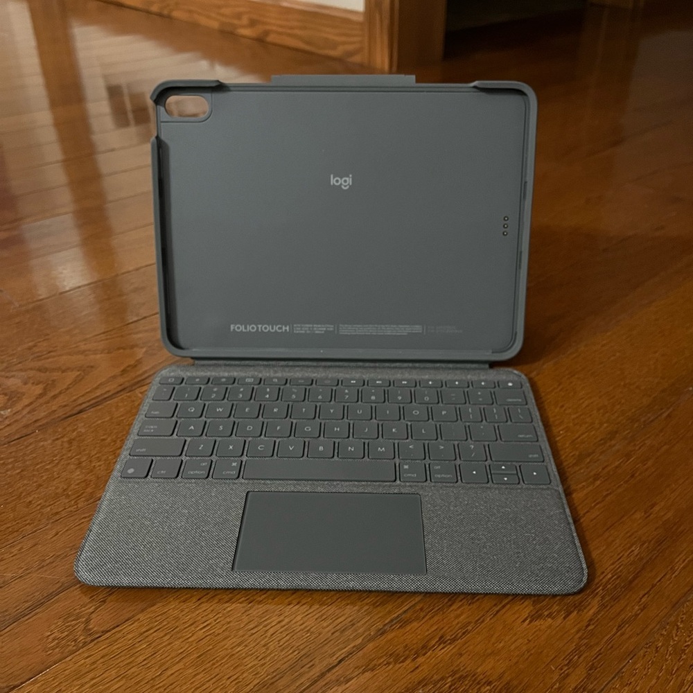 Logitech keyboard/case for IPad Air (4th generation)